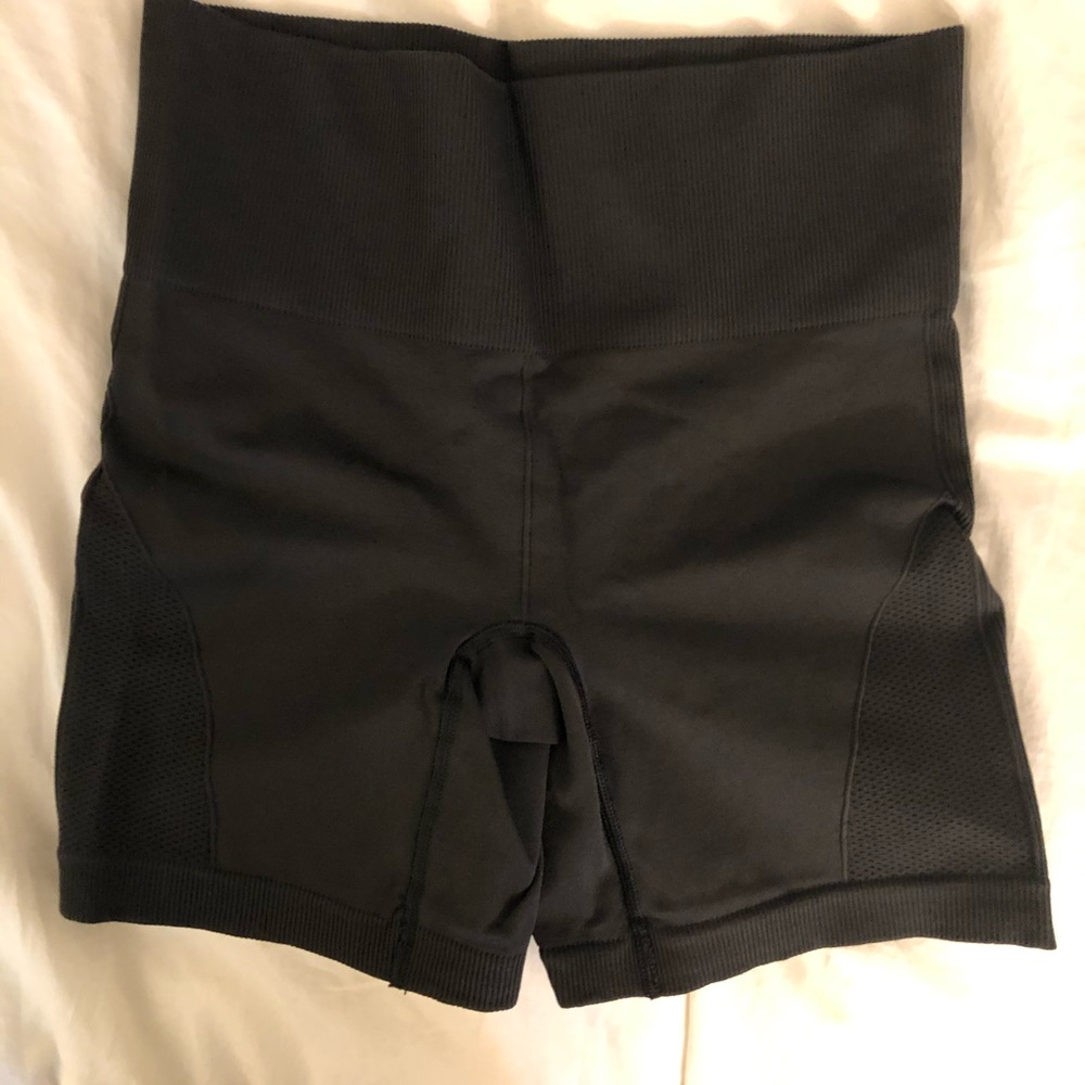 Lululemon spanx shorts